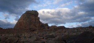 bretagne-nuages-et-rocher